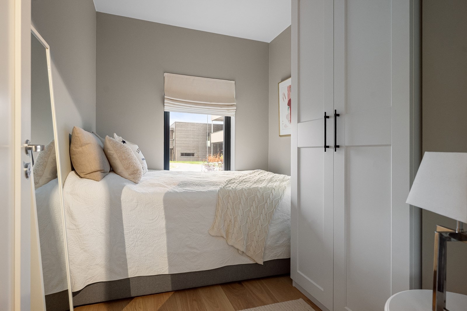 Leilighetens andre soverom er av fin størrelse, og er innredet med garderobeskap som vil medfølge. Galleribilde