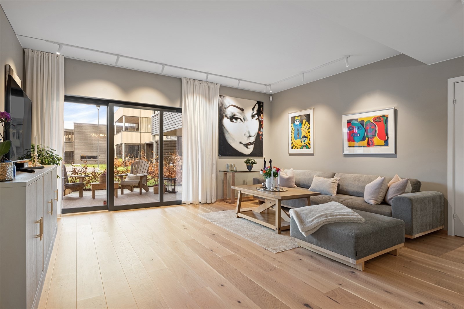 Leiligheten har gjennomgående enstavs parkett og vannbåren varme som gir et helhetlig og behagelig inneklima. Galleribilde