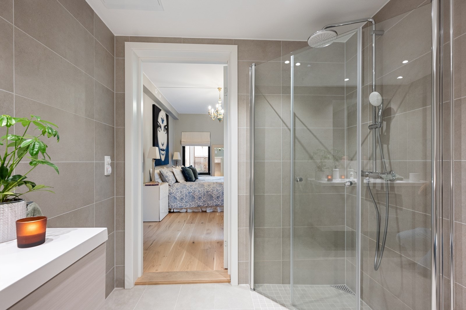 Dusjsonen har innfellbare dører i herdet glass som gir en god romfølelse. Galleribilde