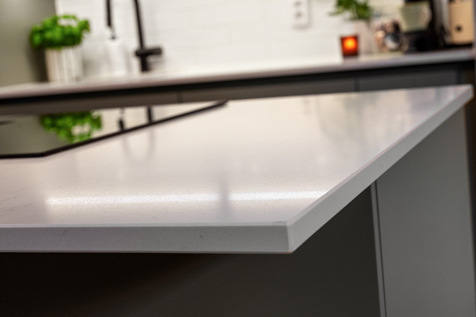 Benkeplaten i steinkompositt er både elegant og svært motstandsdyktig mot daglig bruk. Galleribilde