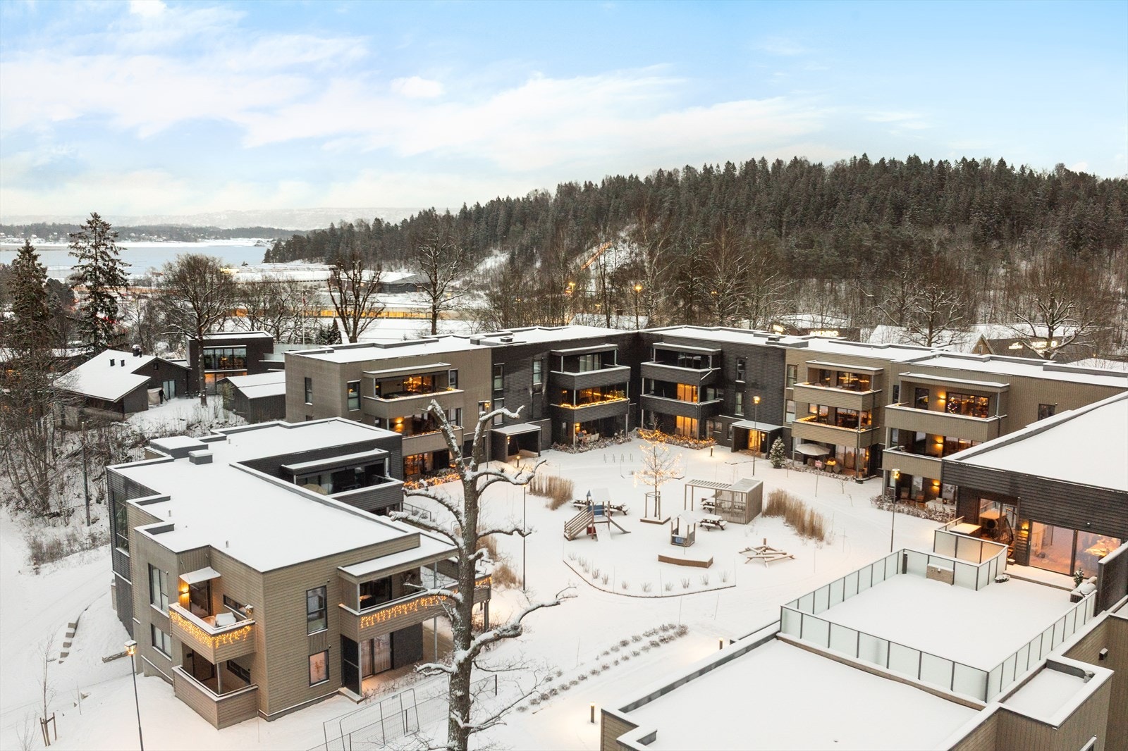 Det moderne leilighetsbygget ligger meget sentralt, og leiligheten ligger skjermet fra trafikken. Galleribilde