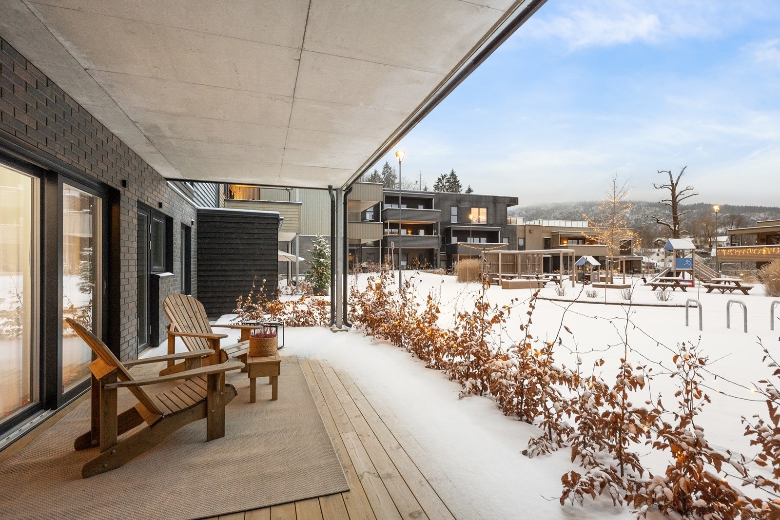 Terrassen med utgang fra stuen er på ca. 20 m². Her kan du nyte tilværelsen mens du holder tilsyn med barna eller barnebarna dine på lekeplassen. Galleribilde