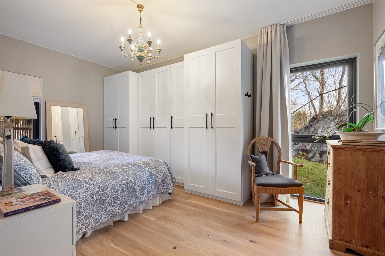 Hovedsoverommet er romslig og har rikelig med garderobeplass som holder rommet ryddig og organisert. Galleribilde