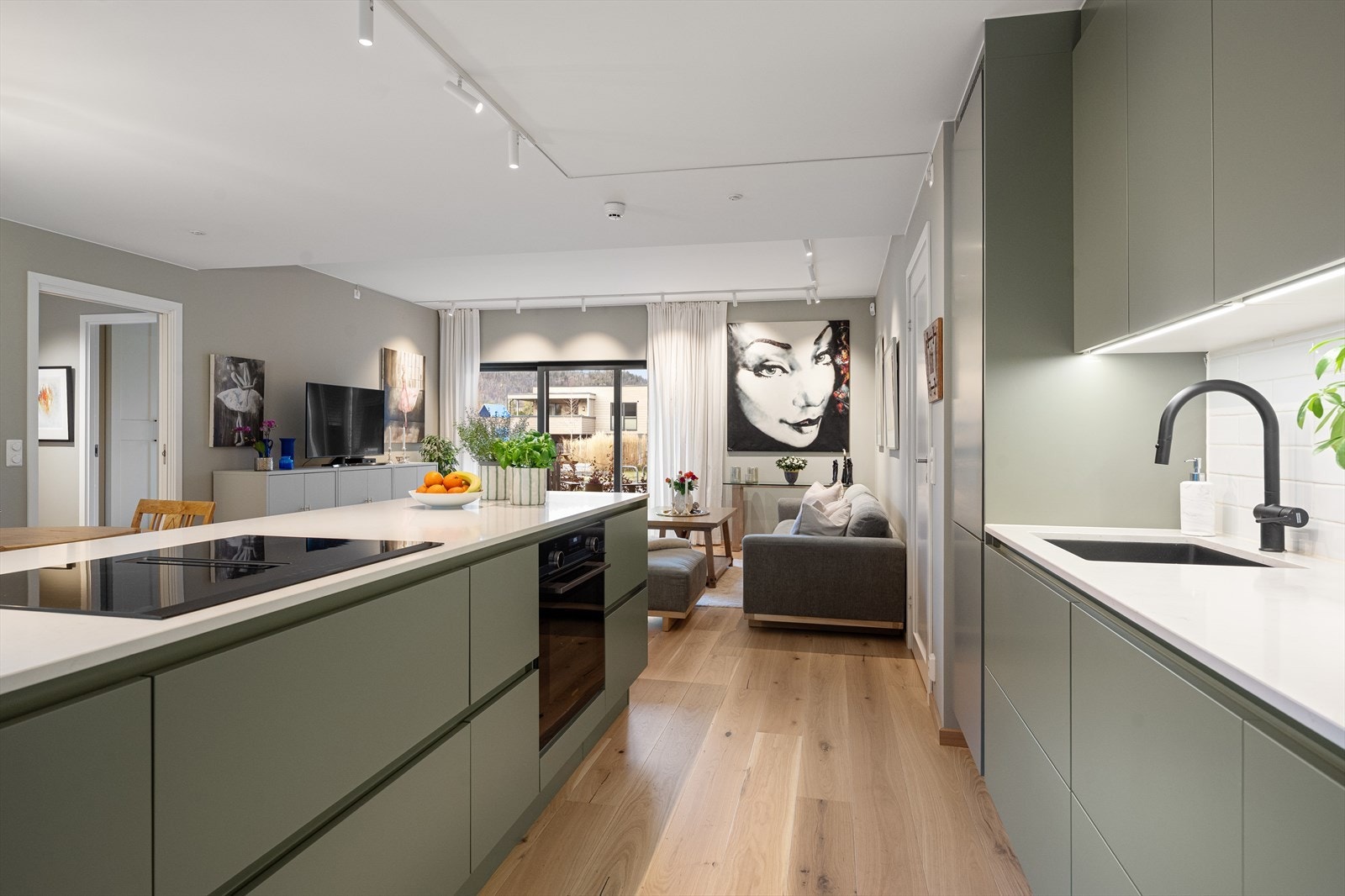 Det stilrene HTH-kvalitetskjøkkenet fra 2023 er fullt utstyrt med integrerte hvitevarer. Galleribilde