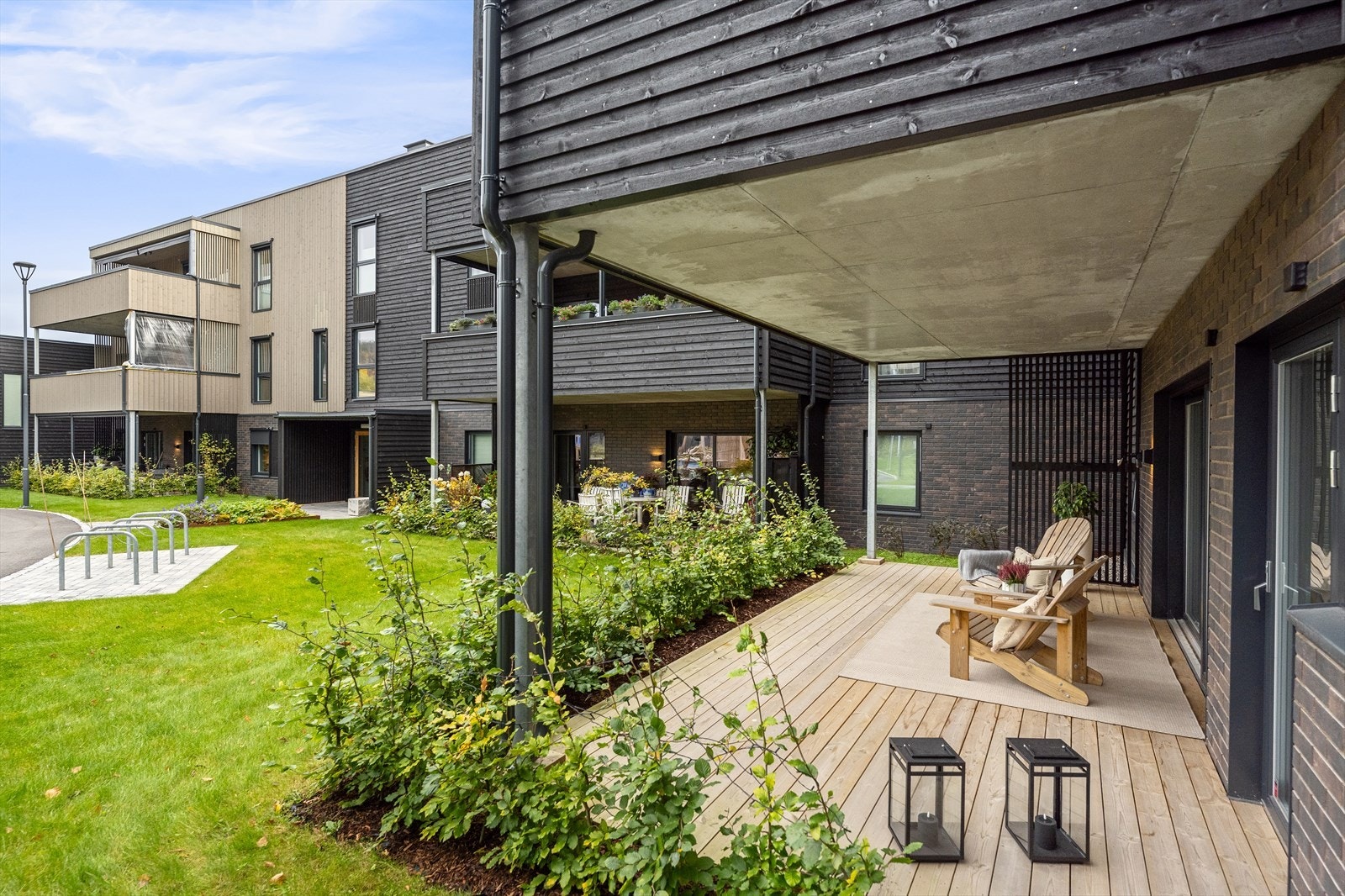 Uteplassene er pent rammet inn av beplantning. Galleribilde