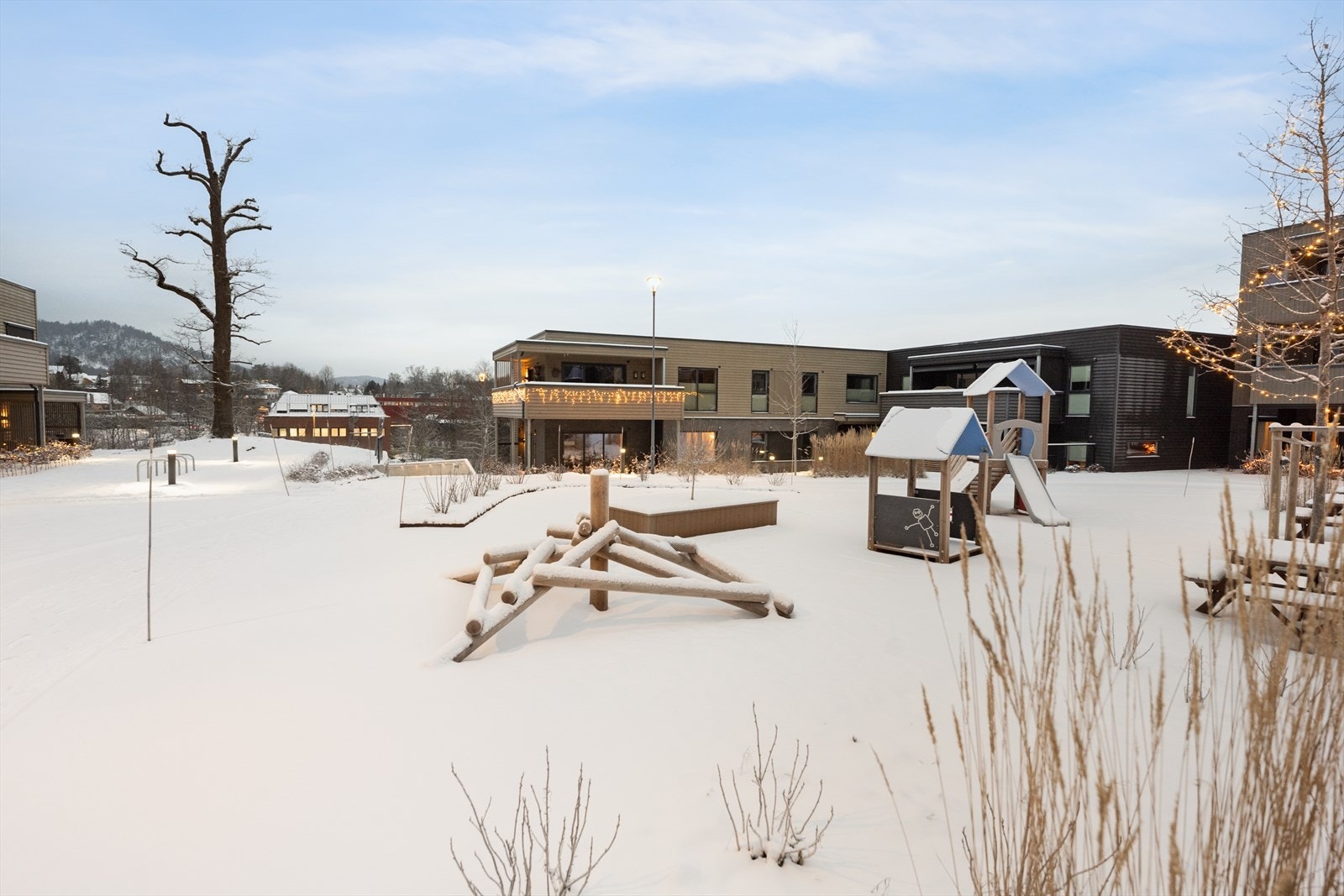 Leilighetene ligger på en høyde med garasjeplasser under, som sørger for et bilfritt og barnevennlig område med flotte lekeplasser. Galleribilde