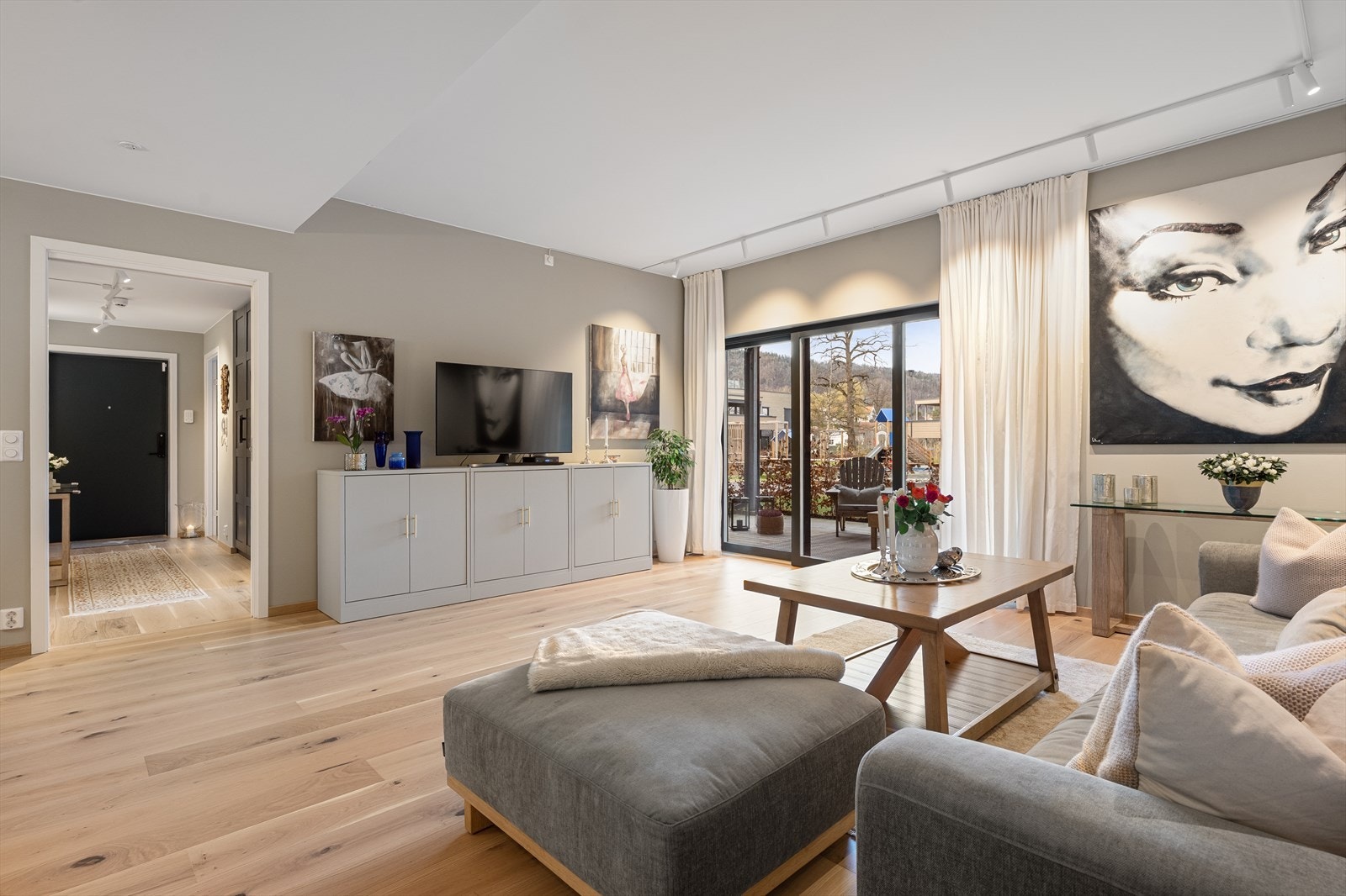 Stuen er et sentralt rom med god plass til sofagruppe og direkte utgang til leilighetens andre terrasse. Galleribilde