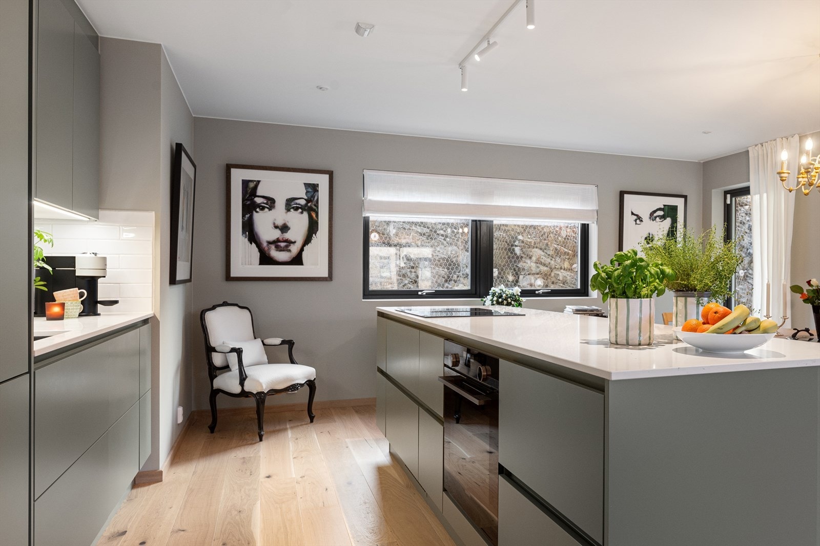 Den store kjøkkenøya gir rikelig med arbeidsflate og oppbevaring. Galleribilde