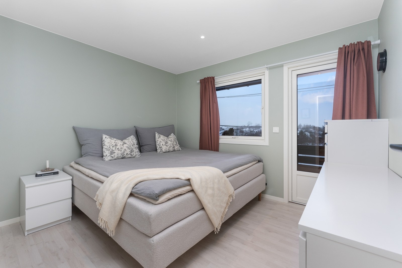 Stort hovedsoverom med utgang til lufteveranda. Galleribilde