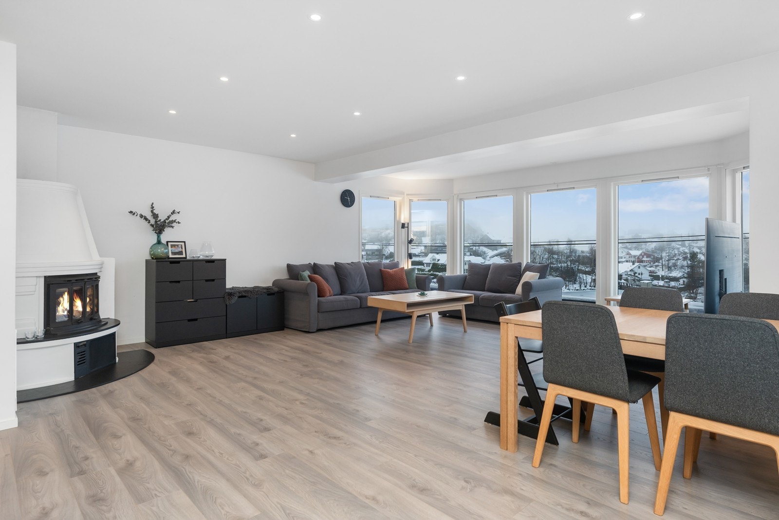 Stor og luftig stue med flott utsikt til Hølen. Galleribilde