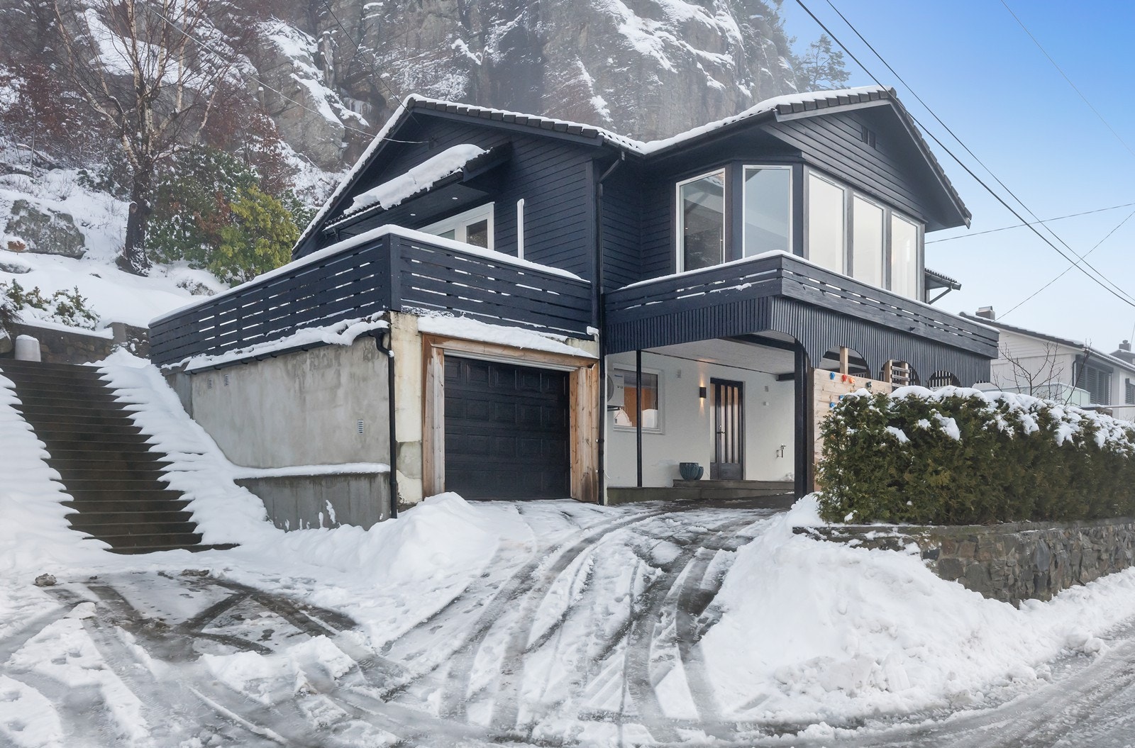 Innkjørselen er utvidet og asfaltert. Galleribilde