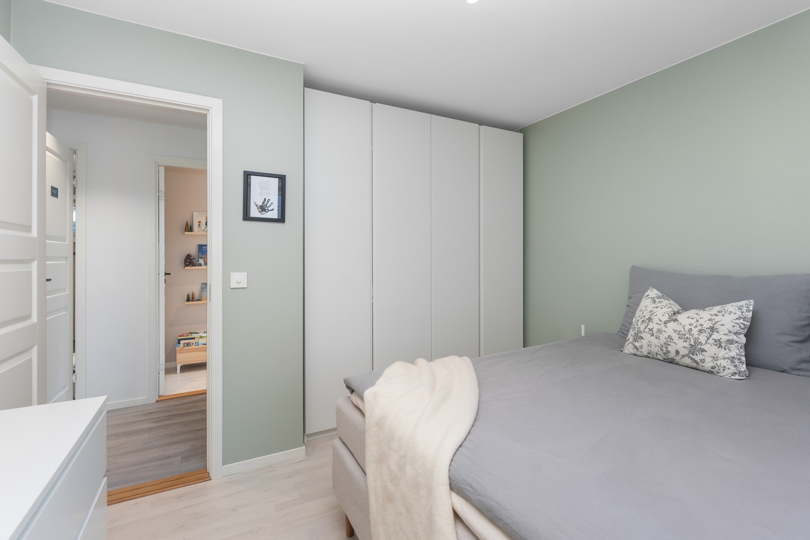 Stort garderobeskap på hovedsoverommet. Galleribilde