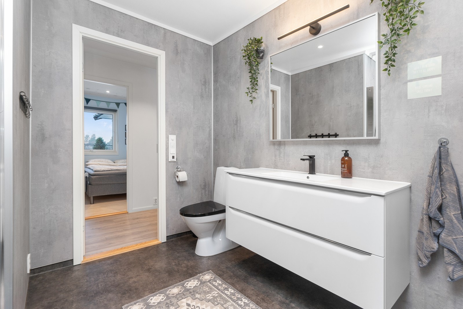 Baderomsplater på vegger og belegg på gulvet. Galleribilde