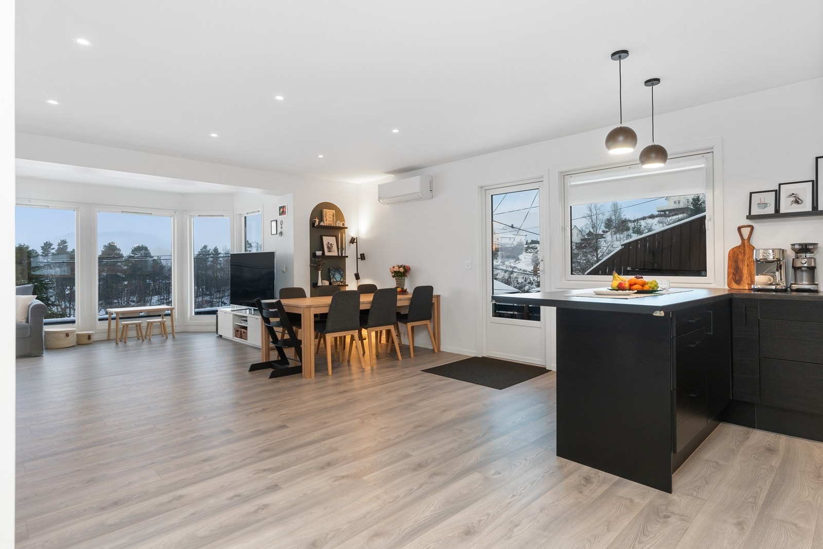 Åpent mellom stue og kjøkken. Galleribilde