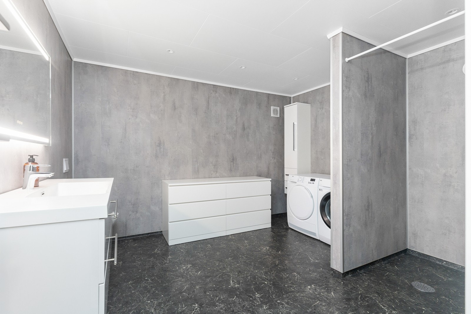 Stort bad/ vaskerom Galleribilde