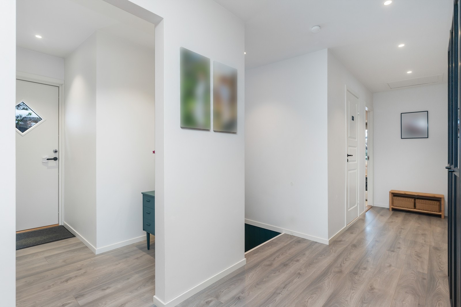 Lyst og pent inngangsparti i hovedetasjen. Galleribilde