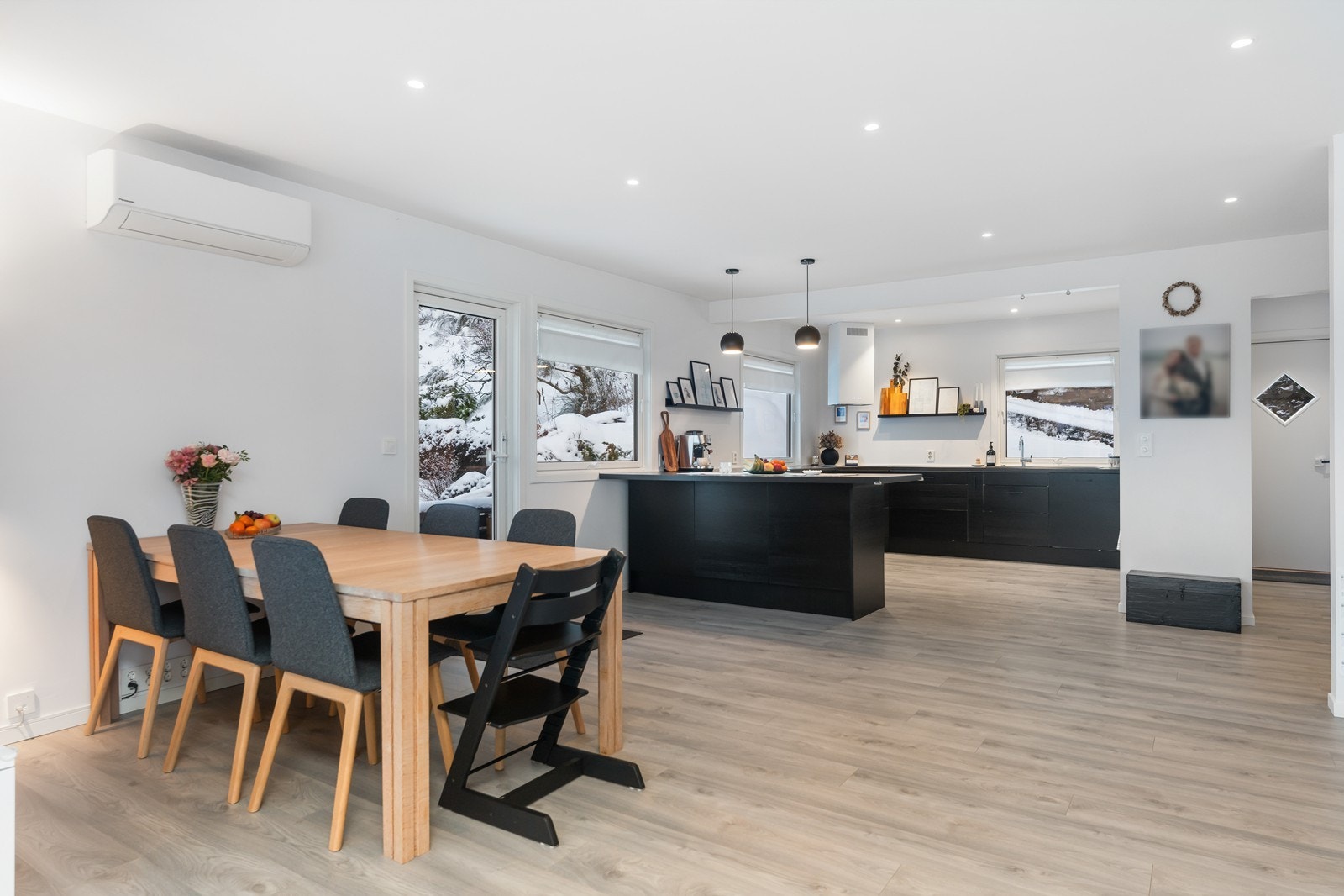 Plass til spisebord mellom stue/ kjøkken. Galleribilde