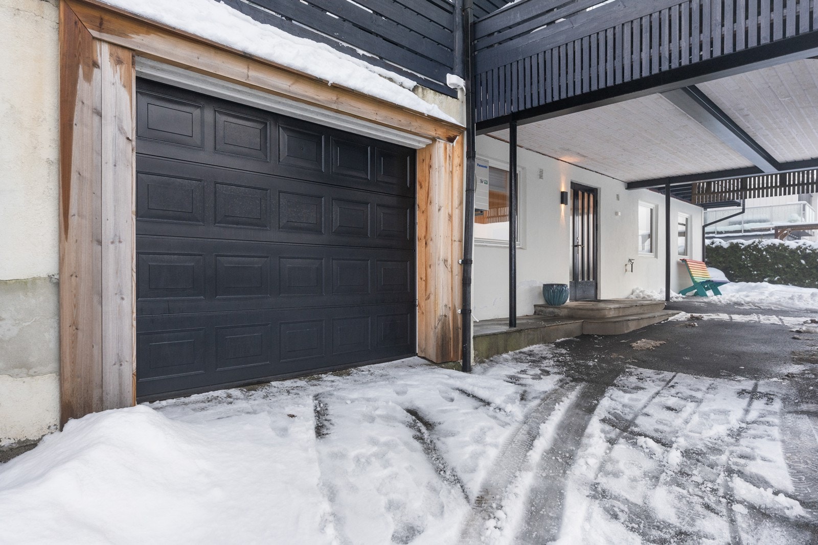 Integrert garasje i boligen. Galleribilde