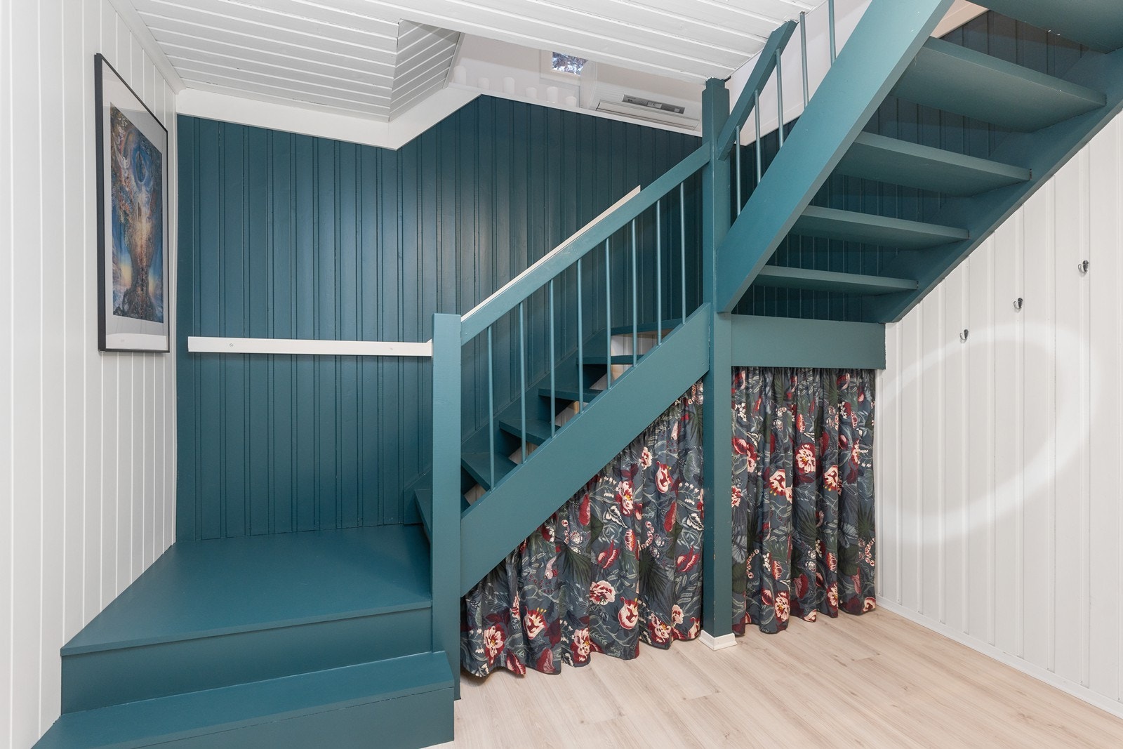 Trapp mellom underetasje og hovedetasje. Galleribilde