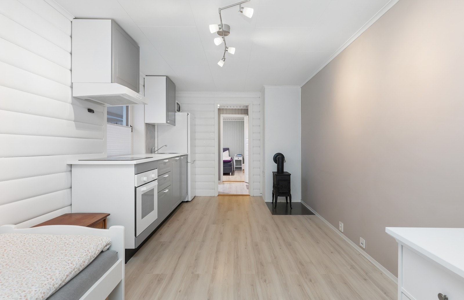 Kjellerstue med vedovn og kjøkkeninnredning. Galleribilde