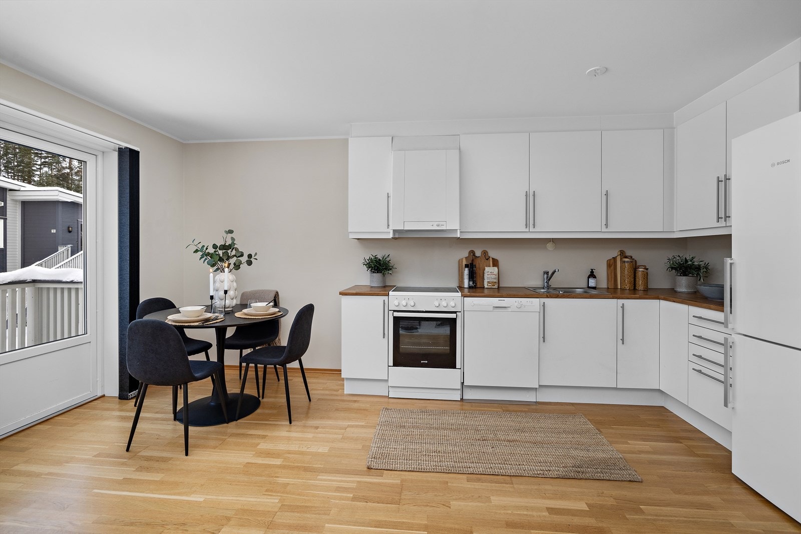 Spiseplassen er naturlig plassert i overgangen mellom kjøkken og stue. Galleribilde