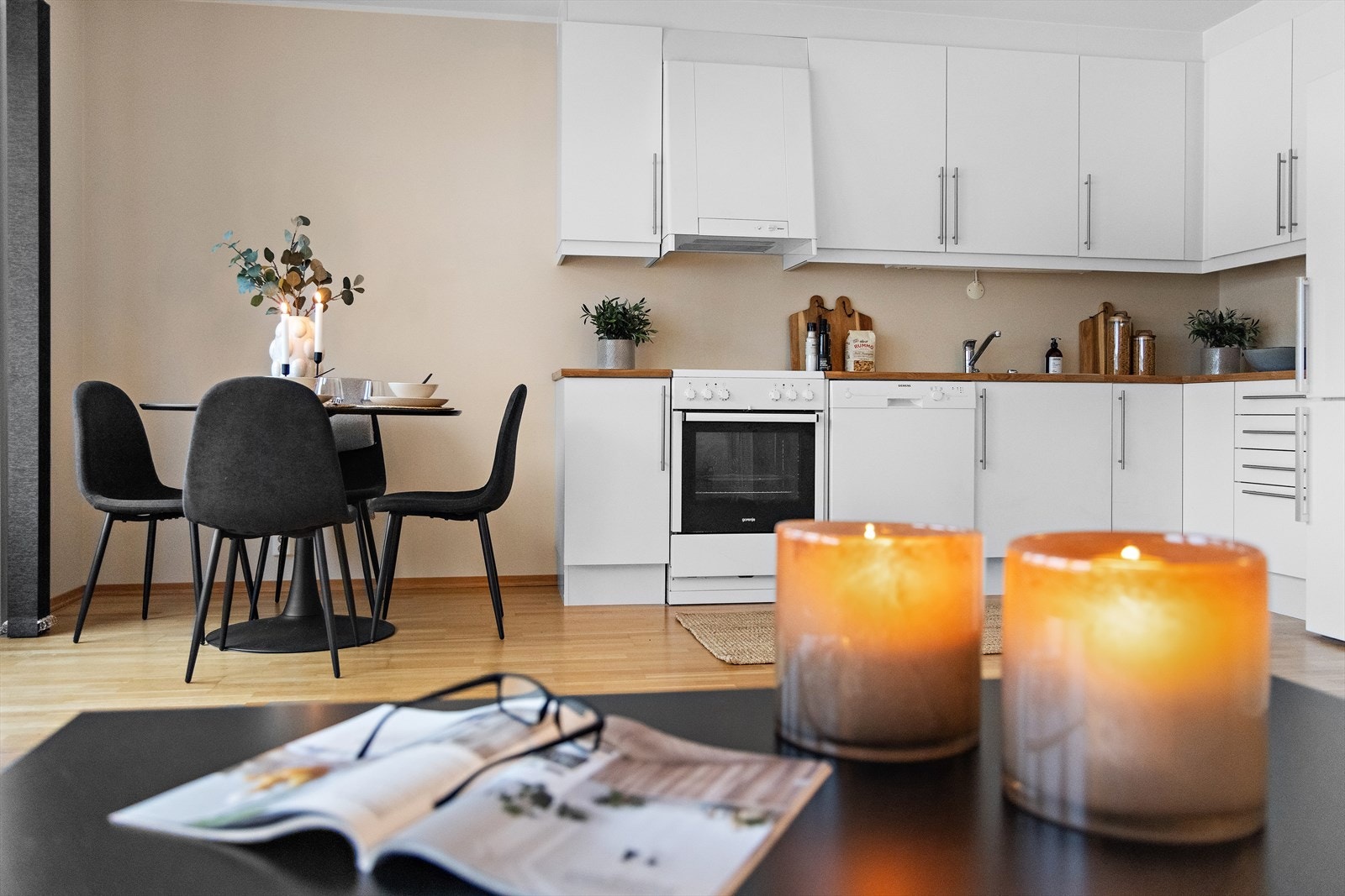 Den gjennomtenkte belysningen under overskapene gir godt arbeidslys på kjøkkenbenken. Galleribilde