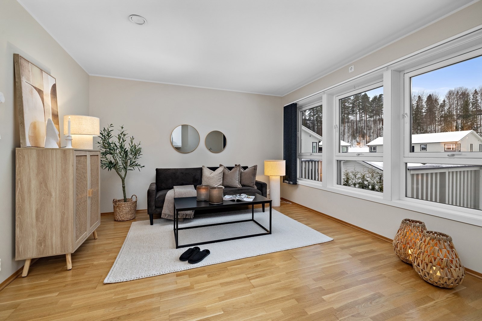 Malte, glatte vegger og himlinger med listefri løsning gir et rent og moderne uttrykk. Galleribilde