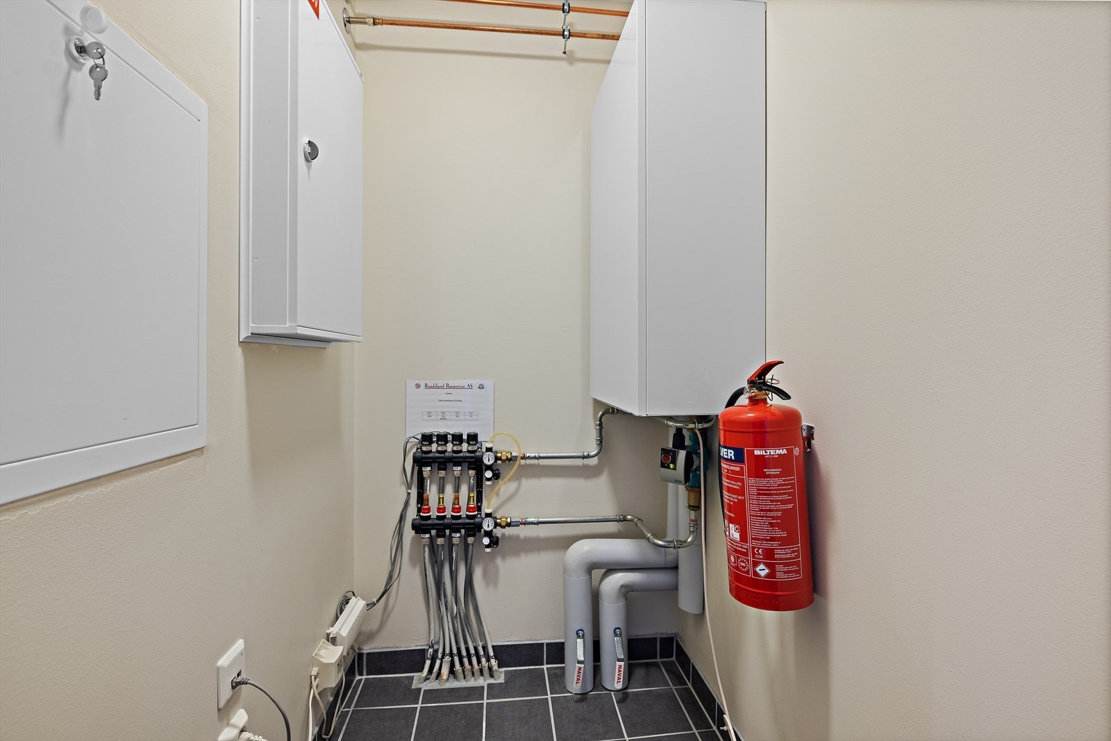 Teknisk rom med fordelerskap for vannbåren varme og rør-i-rør-system. Galleribilde