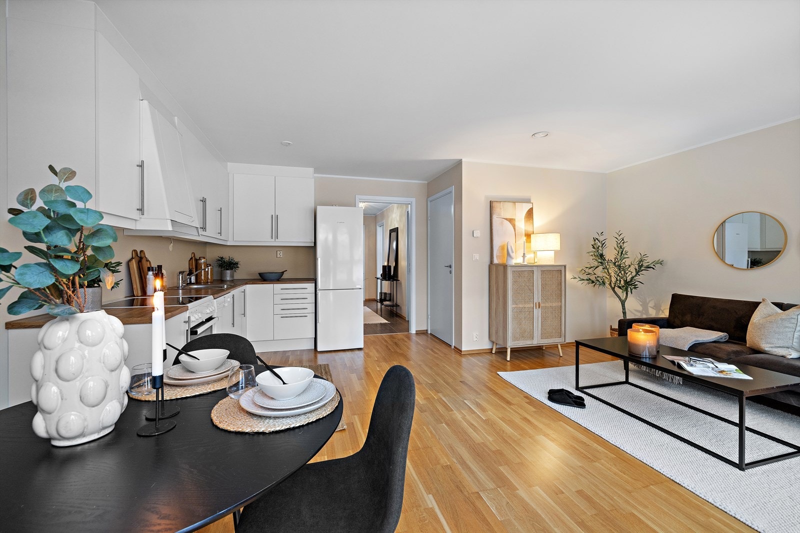 Den åpne løsningen gir en god romfølelse og fleksible møbleringsmuligheter. Galleribilde