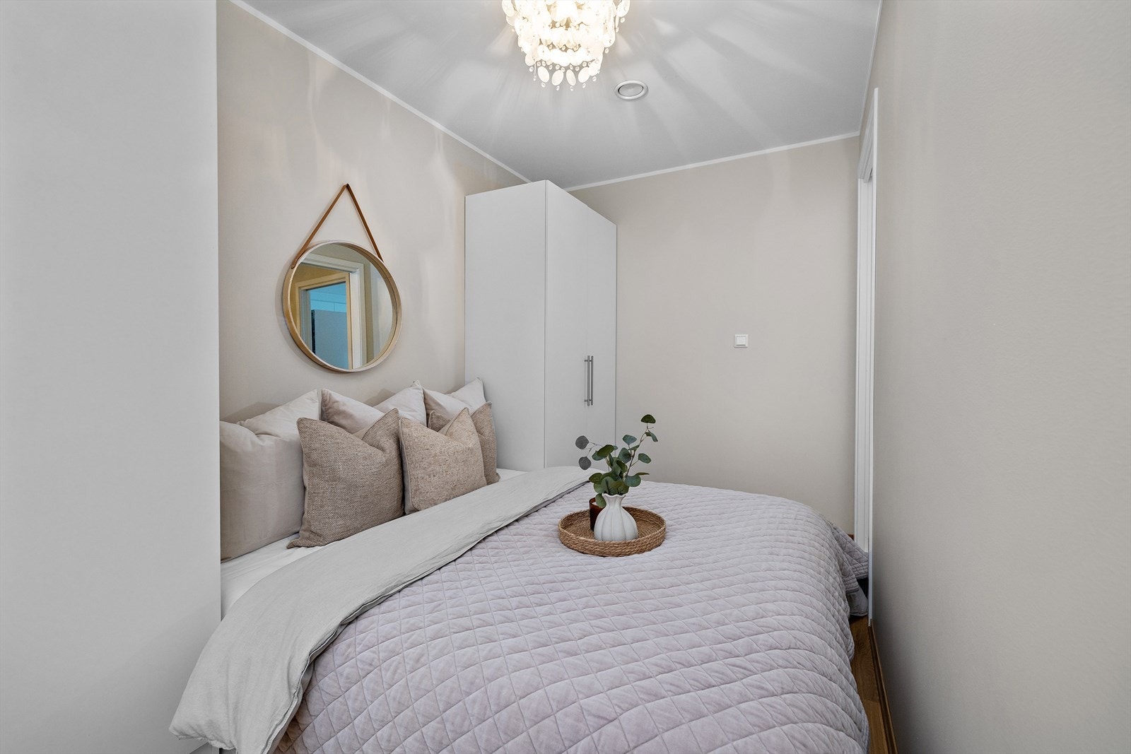 Rommet har parkett på gulv og tilgang via en arealeffektiv skyvedør. Galleribilde