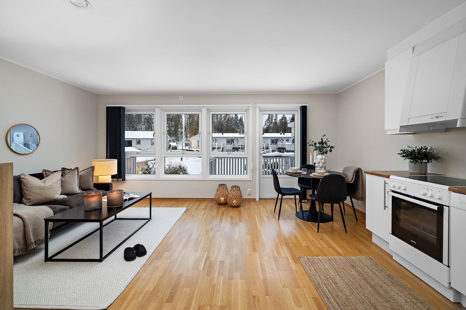 Gjennomgående parkett og store vindusflater. Galleribilde