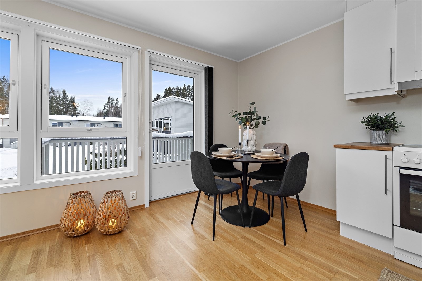 Fra stuen er det direkte utgang til vestvendt veranda på 5 m². Terrassebord er skiftet på veranda i 2025. Galleribilde