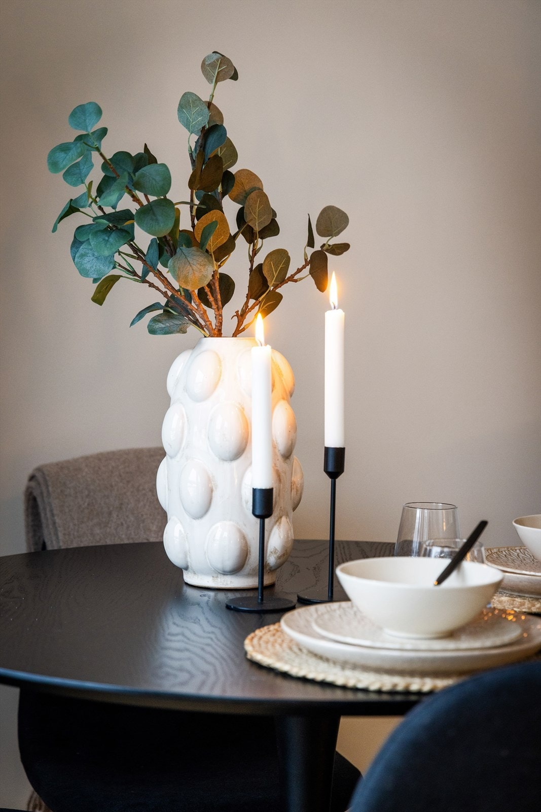 Gjennomgående materialvalg og farger skaper en helhetlig atmosfære i boligen. Galleribilde