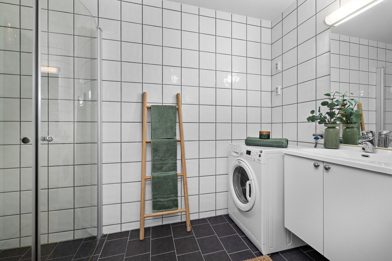 Servantinnredning med heldekkende servanttopp og speil med tilhørende belysning. Galleribilde