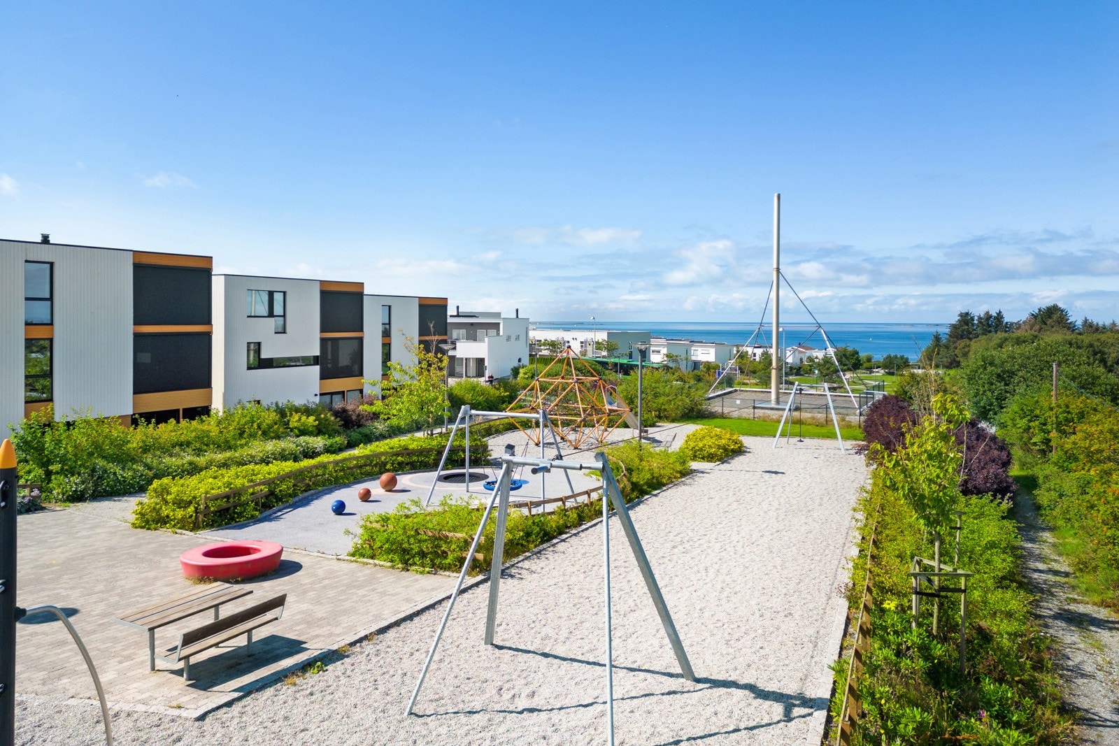 Området er svært barnevennlig med nærhet til skoler, barnehager, lekeplasser og servicetilbud. Galleribilde