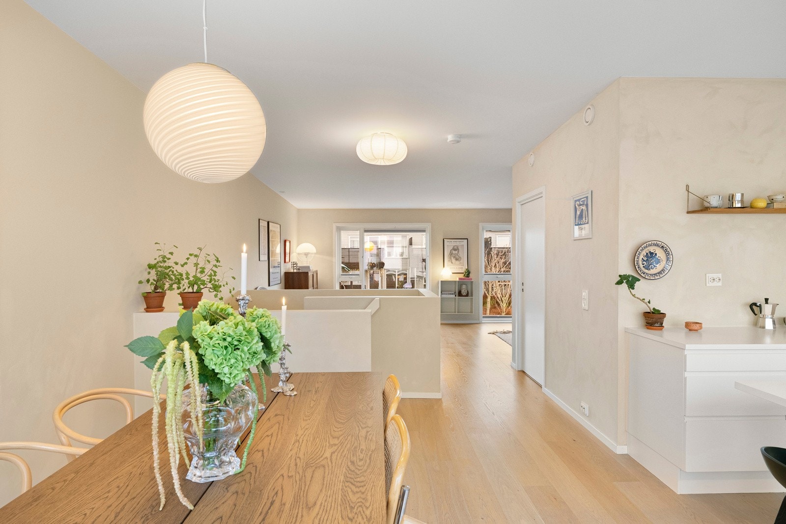 Stue og kjøkken ligger i en åpen og sosial løsning med god plass for spisebord. Galleribilde