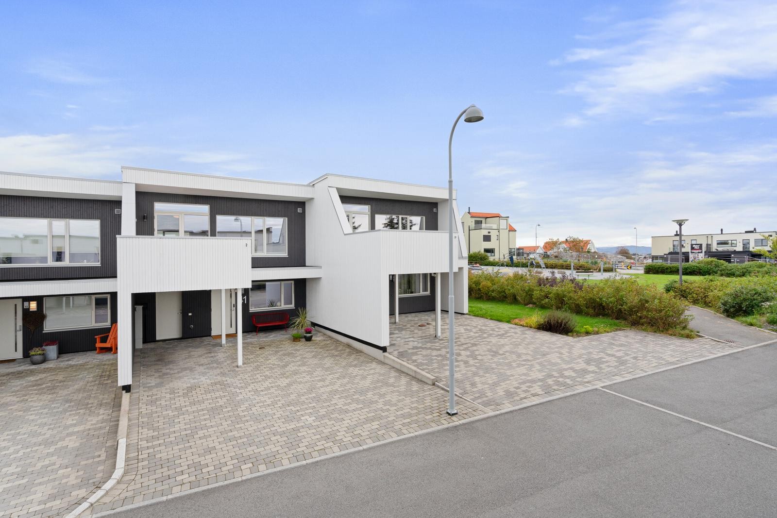 Tomten er pent opparbeidet m/belegningsstein i gårdsrommet. Galleribilde