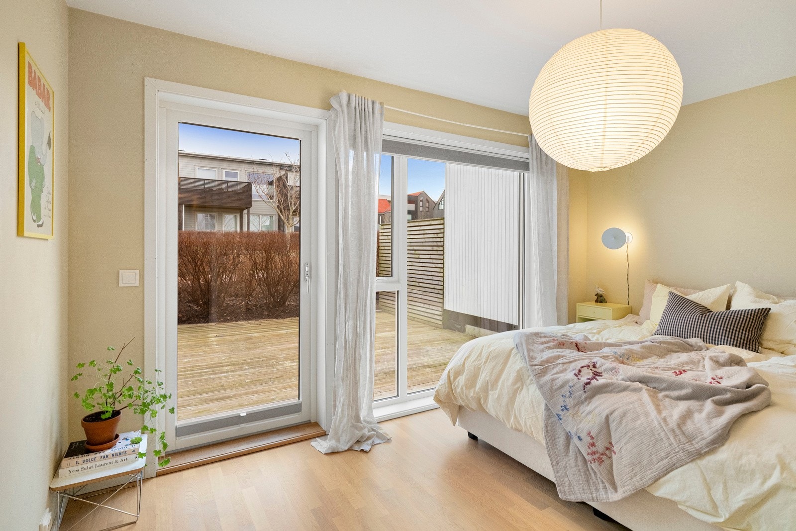 Fra soverommet er det utgang til terrassen på baksiden. Galleribilde