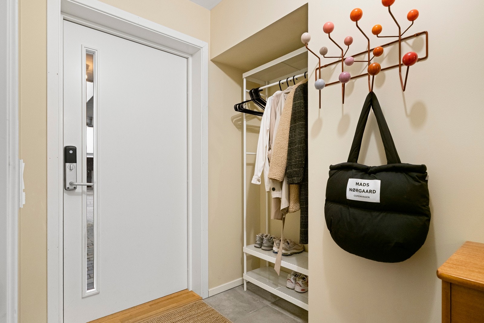 Ved inngangsdør et det plass til å henge av seg yttertøy. Galleribilde