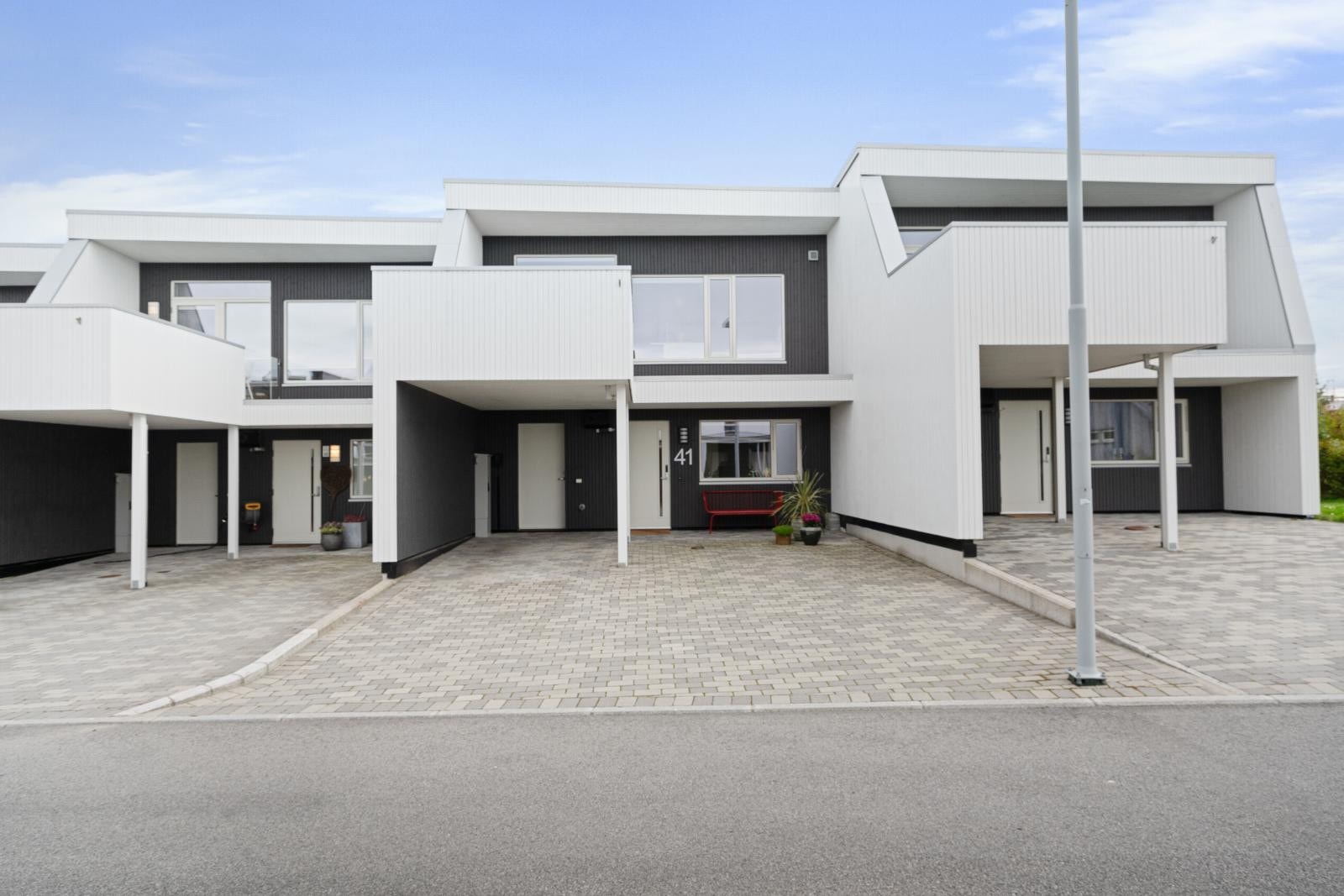 Et moderne og trivelig rekkehus beliggende i et rolig og familievennlig område på Myklebust i Tananger. Galleribilde