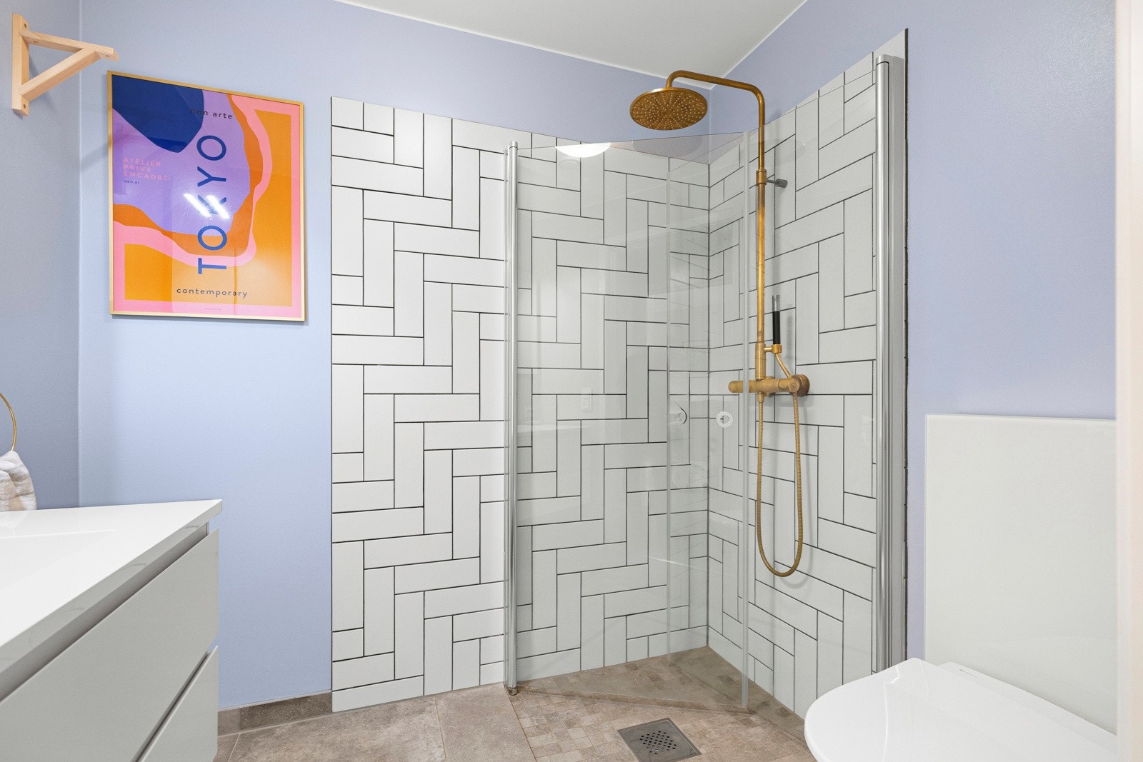 Varmekabler i gulv og flliser på gulv og i dusjsone. Galleribilde