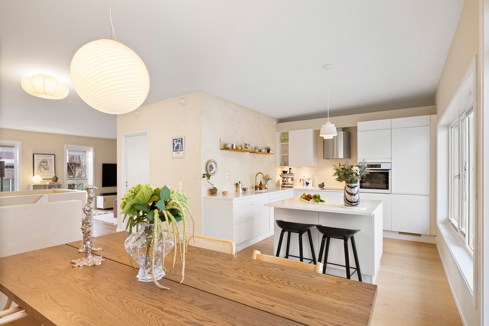 Store vindusflater og god takhøyde gir rikelig med naturlig lys og en behagelig romfølelse. Galleribilde