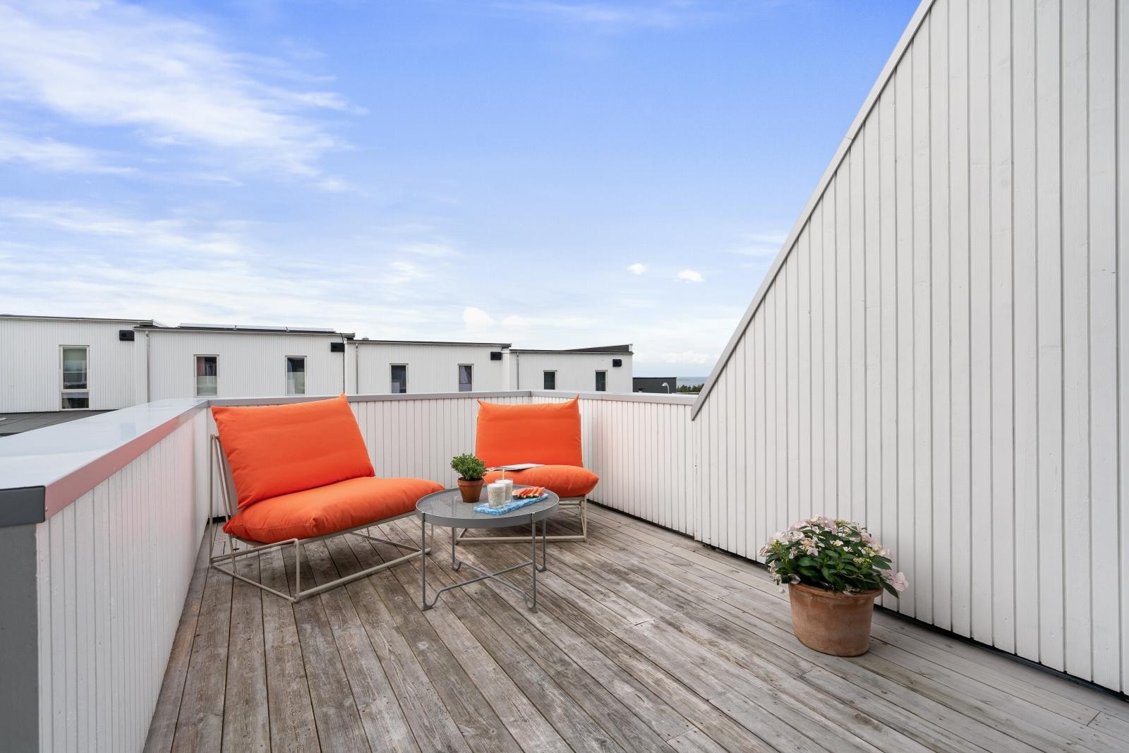 Balkong ligger vestvendt med sol fra ca kl. 13 tiden frem til solnedgang (sommerstid). Galleribilde