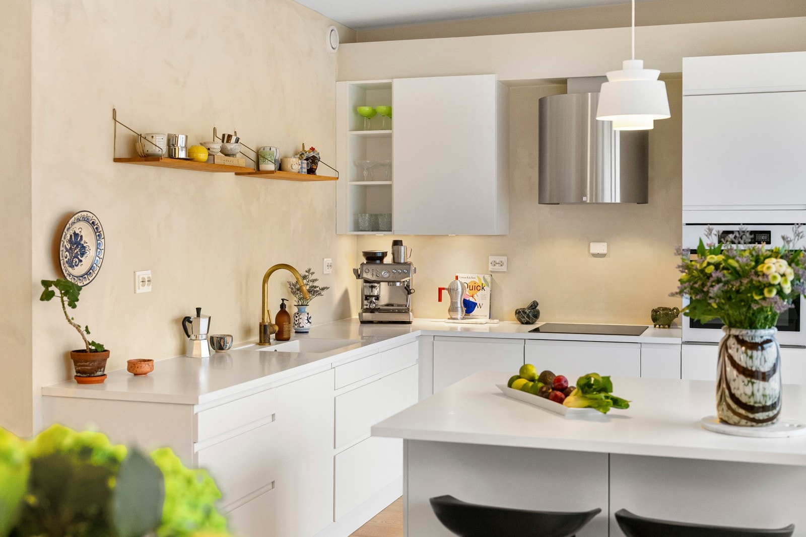 Kjøkkenventilatoren har avtrekk ut, noe som sikrer god luftkvalitet under matlaging. Galleribilde