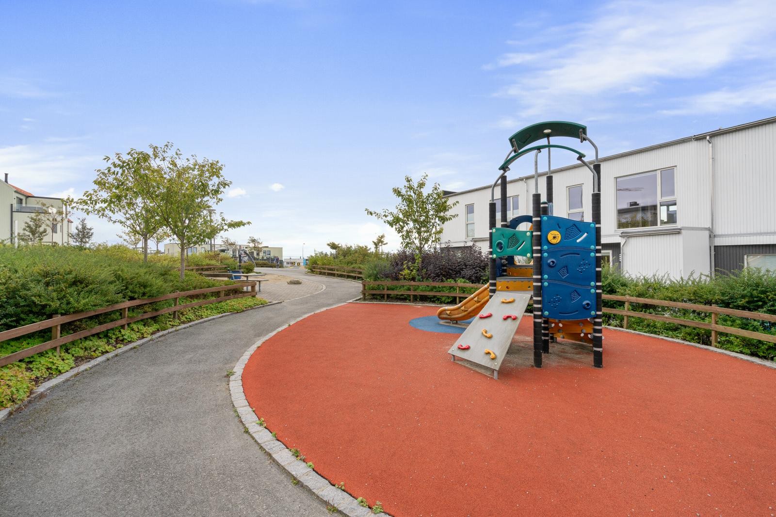 Det er flere lekeplasser rett utenfor døren. Her er det trygge omgivelser med lite gjennomgangtrafikk. Galleribilde