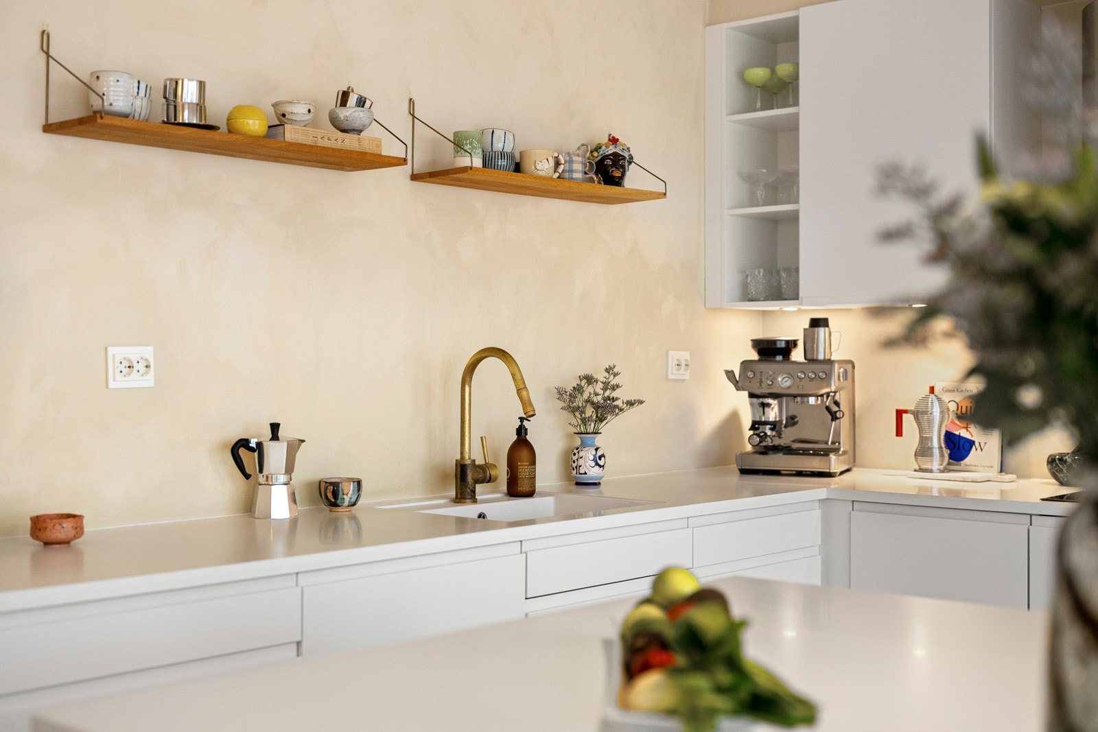 Kjøkkenet er innbydende med rene linjer og gode oppbevaringsløsninger. Galleribilde