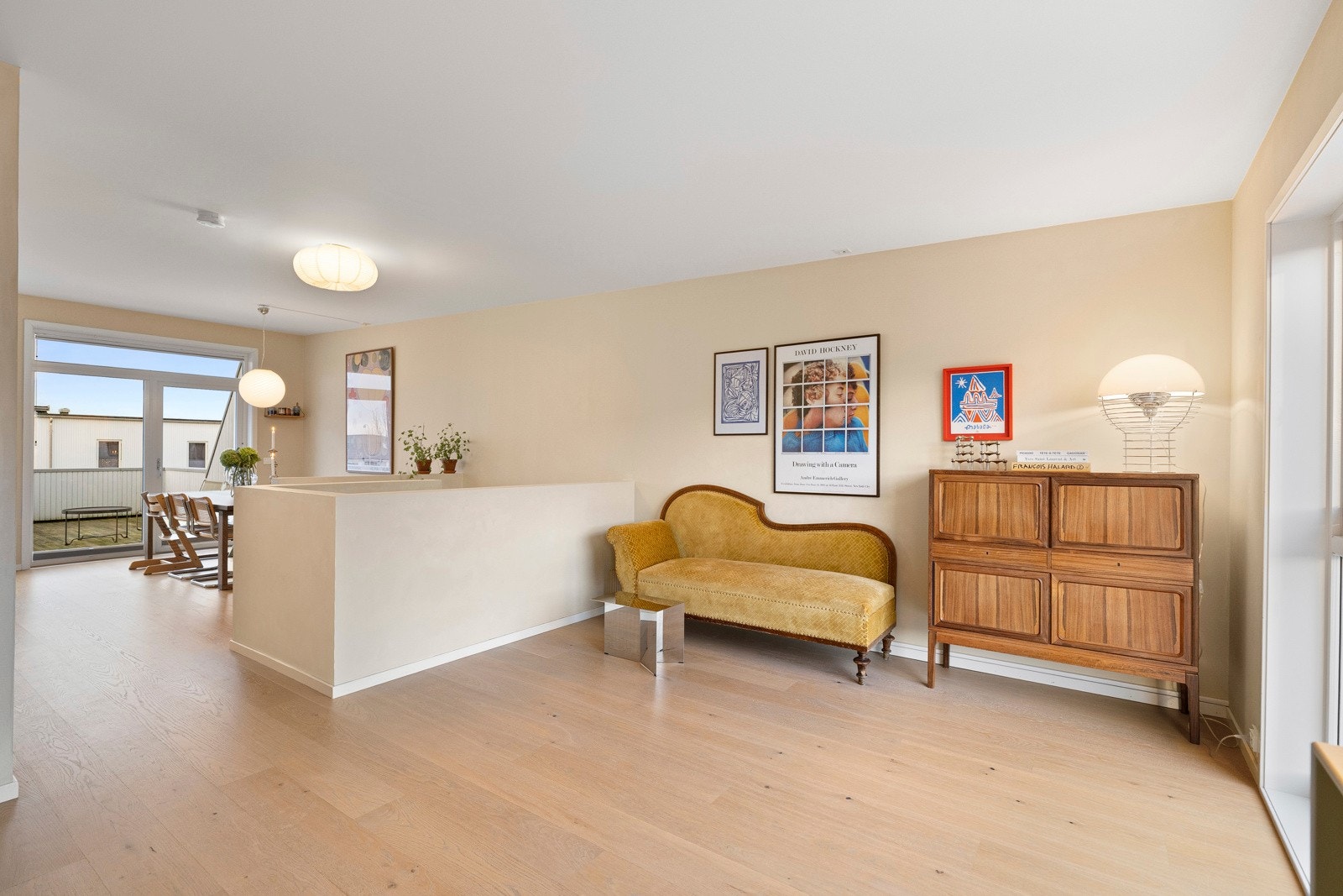 Vegger og tak er malt i tidsriktige farger og gir et lyst og moderne preg. Galleribilde