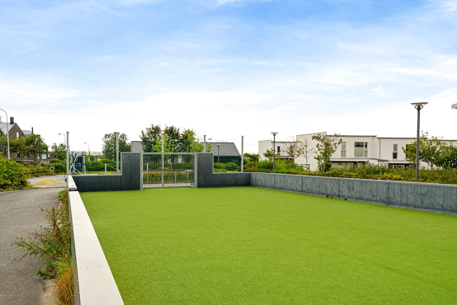 Det er fotballbinge og godt tilrettelagt for utendørs aktiviteter. Galleribilde