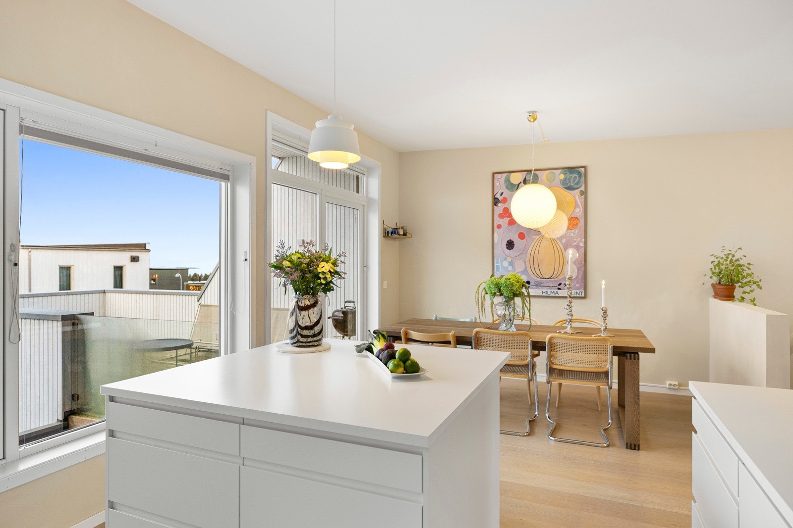 Kjøkken er oppgradert fra standard leveranse og har en praktisk og funksjonell kjøkkenøy. Galleribilde