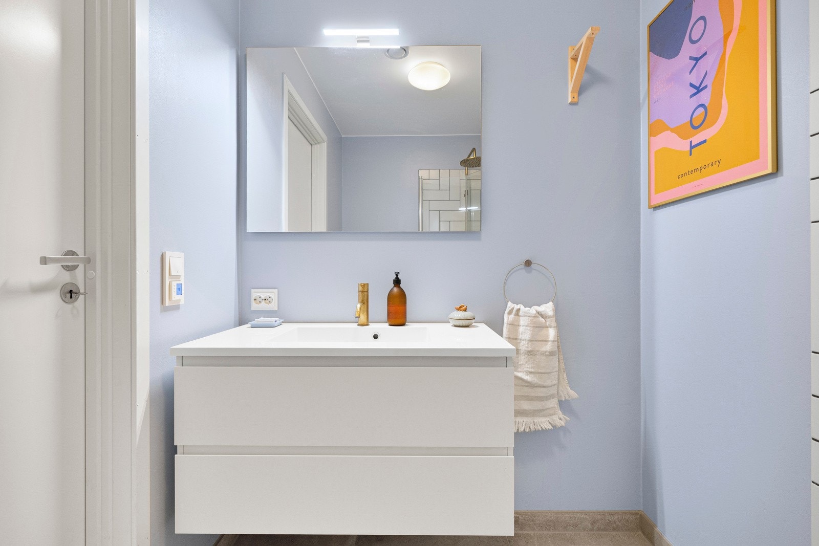 Bad i begge etasjer med veggmontert toalett, dusjhjørne og nedfelt servant/baderomsmøbel. Galleribilde